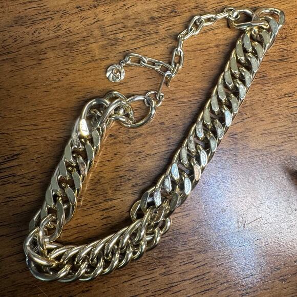 Vintage Shiny Gold Tone Metal Chunky Cuban Link Chain Necklace 16.5" Long - Picture 2 of 3
